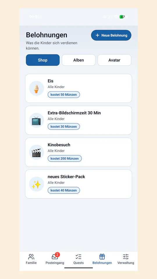 Eltern-Ansicht Belohnungen: die Zeile Was die Kinder sich verdienen können, der Knopf Neue Belohnung, die Auswahl zwischen Shop, Alben und Avatar, und darunter vier Belohnungen für alle Kinder: Eis kostet 50 Münzen, Extra-Bildschirmzeit 30 Min kostet 30 Münzen, Kinobesuch 200 Münzen, neues Sticker-Pack 40 Münzen.